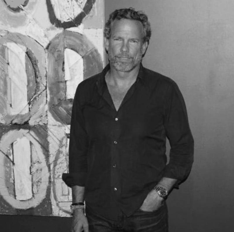 Artiste peintre contemporain abstrait travaillant son œuvre dans un atelier lumineux, palette de couleurs vives